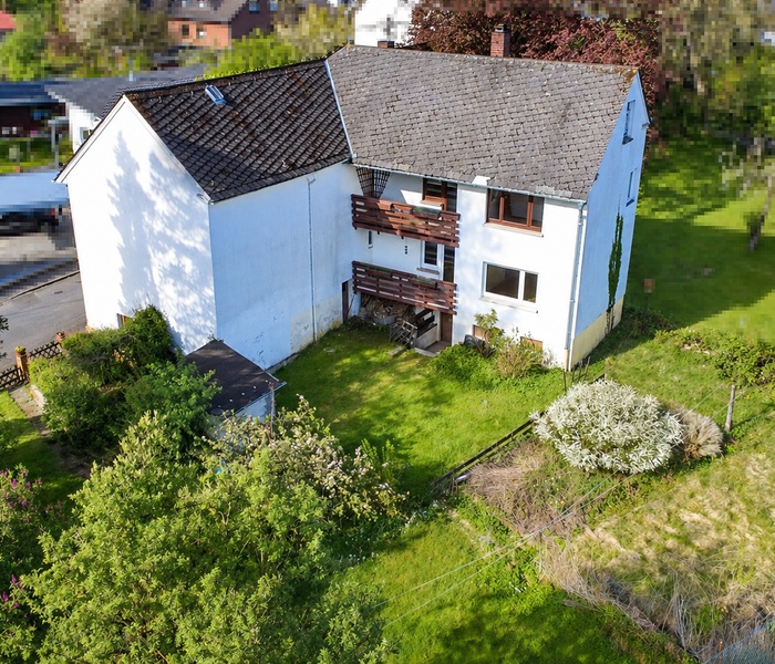 Einfamilienhaus mit Garten und Scheune