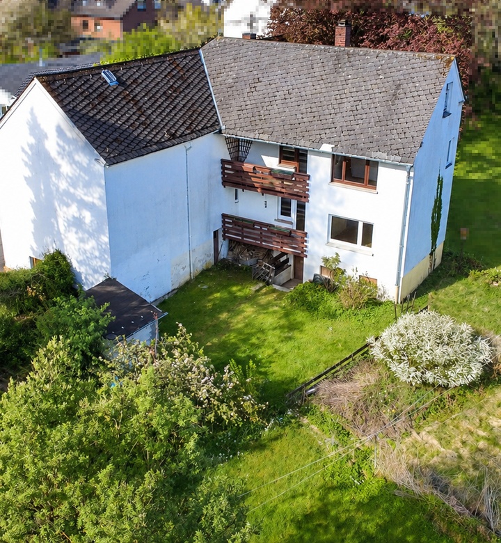 Einfamilienhaus mit Garten und Scheune
